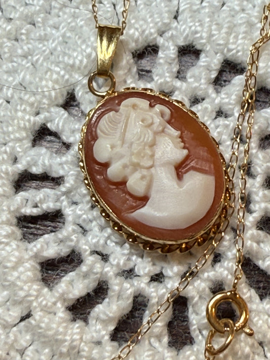 Vintage Solid 14K Gold Dainty Cameo Necklace