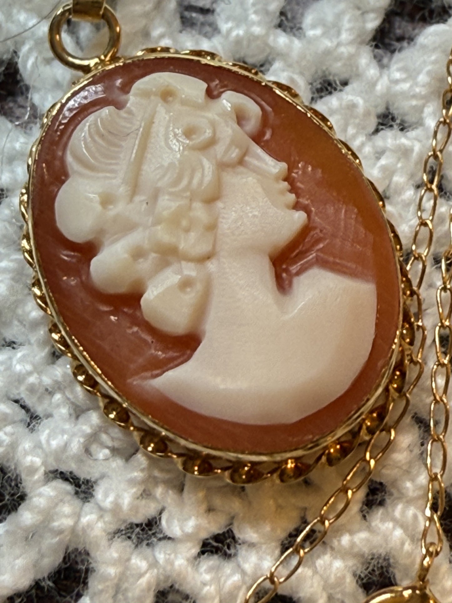 Vintage Solid 14K Gold Dainty Cameo Necklace