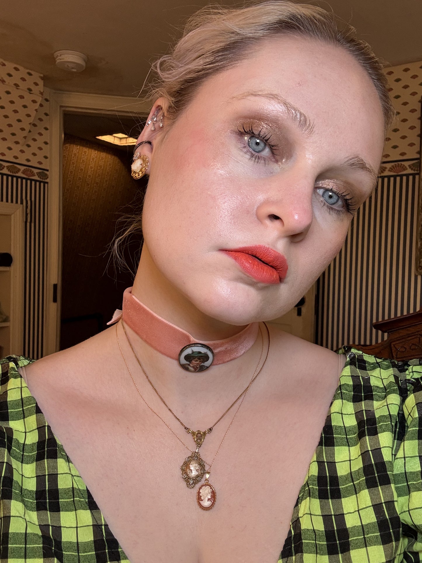 Vintage Solid 14K Gold Dainty Cameo Necklace