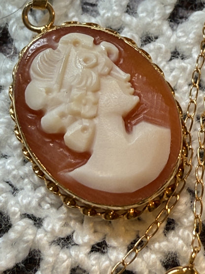 Vintage Solid 14K Gold Dainty Cameo Necklace