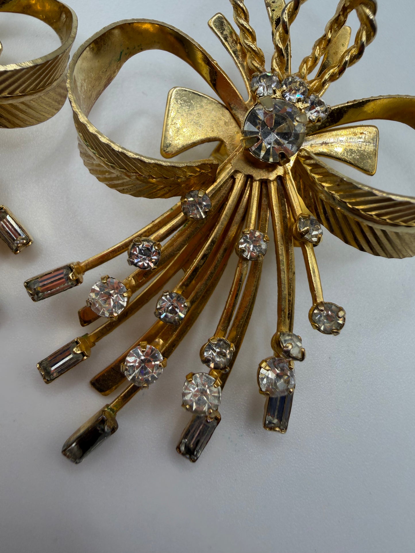 Vintage Sarah Coventry Retro Rhinestone Spray Bow Clip On Earrings
