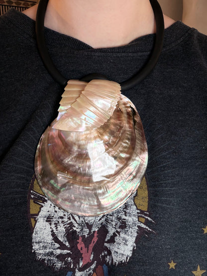 Vintage Siman Tu Abalone Shell Pendant Choker Necklace