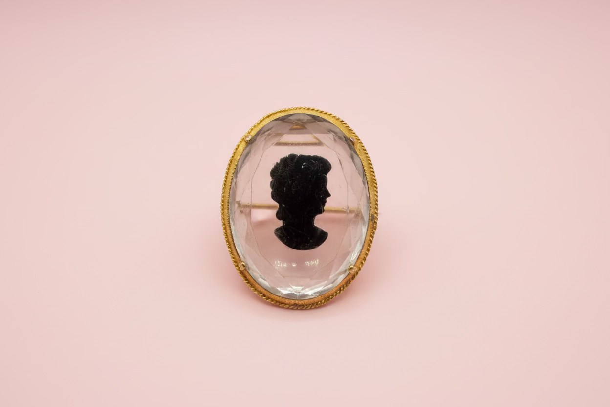 Vintage Carved Reverse Intaglio Clear Cameo Brooch