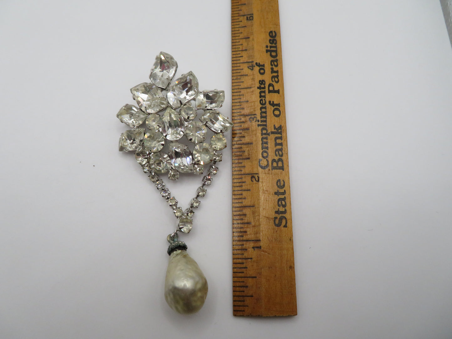 Iris Apfel's Vintage Weiss Rhinestone Pearl Brooch